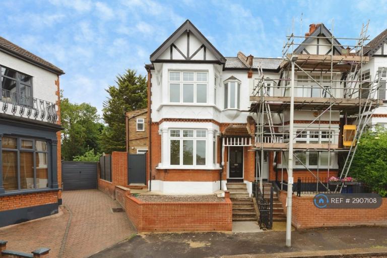 3 bedroom flat in St Albans Crescent, Woodford Green, IG8 (3 bed) (#2907108)