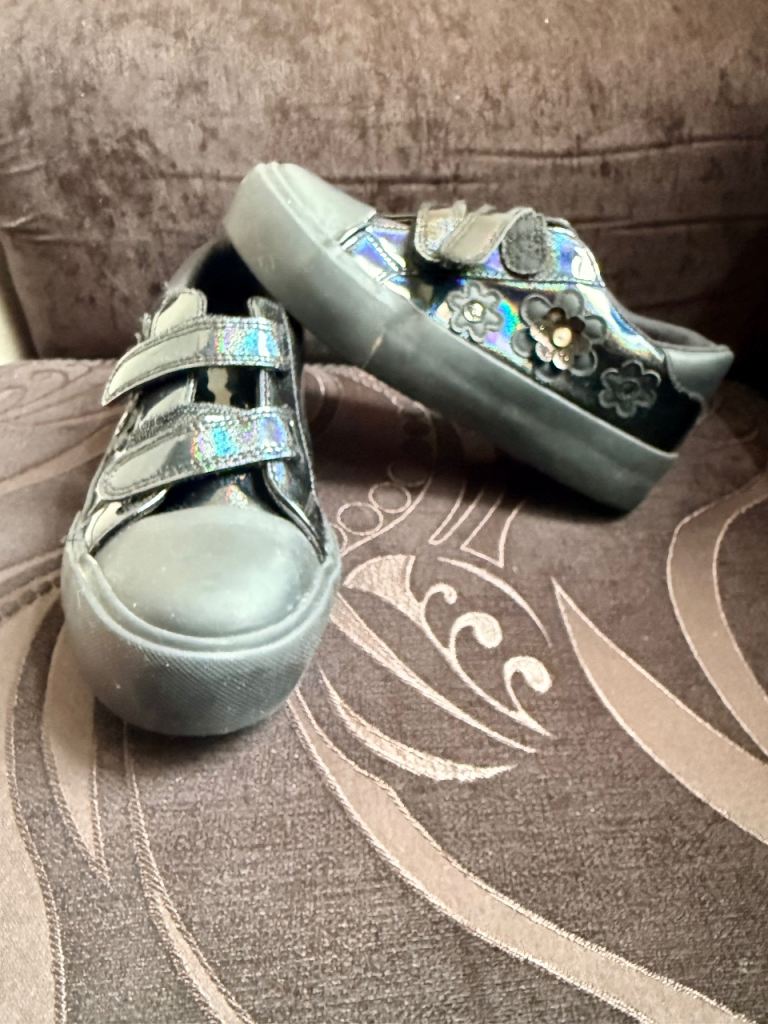 Girls Black PE trainers/ trainers/ pumps. UK size 2 juniors 