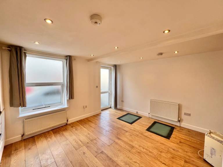 1 bed ground floor flat ..Nr the seafront
