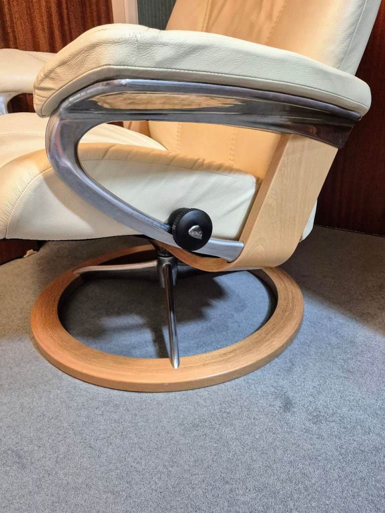 Stressless Consul Cream leather Signature chair + Footstool. Excellent Condition, As New