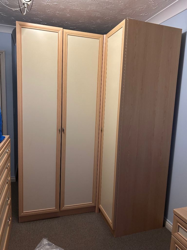 Corner wardrobe in good condition 