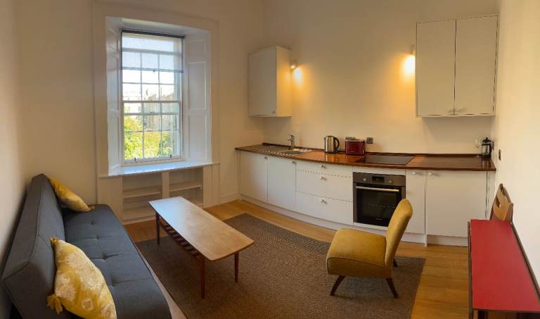 Beautiful warm and quiet one bedroom flat next to Summerhall with views of Arthur Seat.