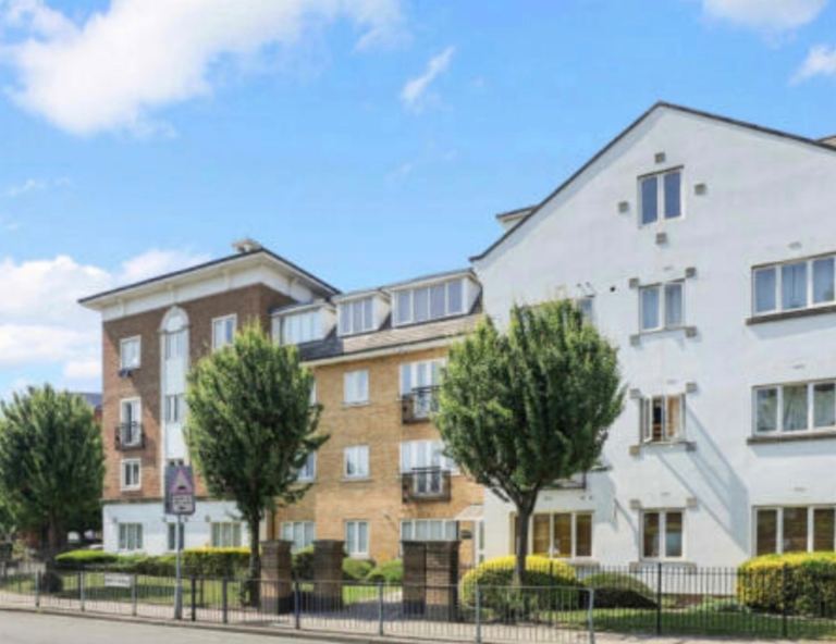 2 Bedroom 2 Bath Entire Flat with Parking