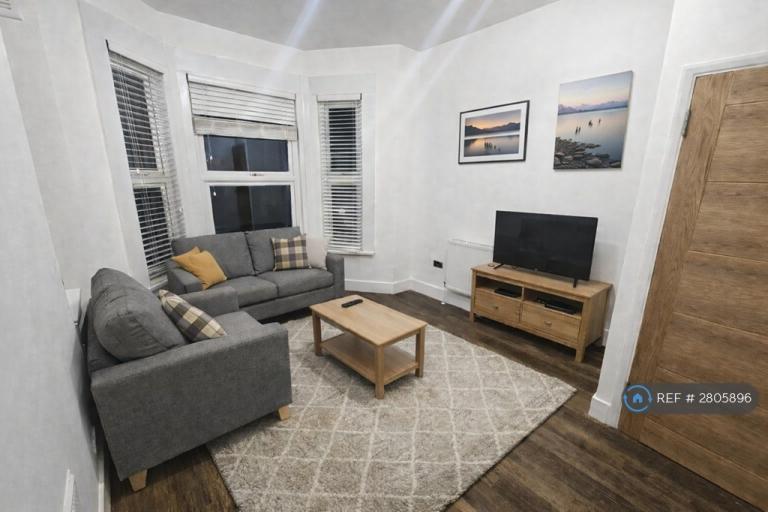 1 bedroom flat in Ballater Road, London, SW2 (1 bed) (#2805896)