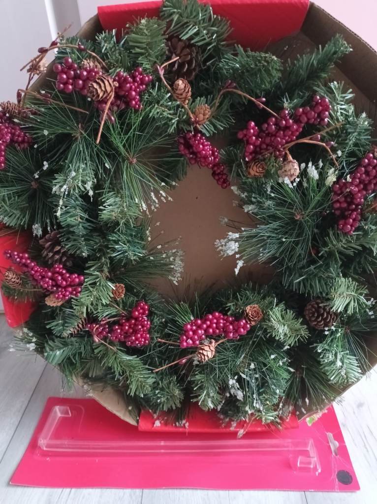 NEW GORGEOUS TRADITIONAL EXTRA LARGE WINTER BERRY DOOR WREATH WITH WREATH DOOR HANGER