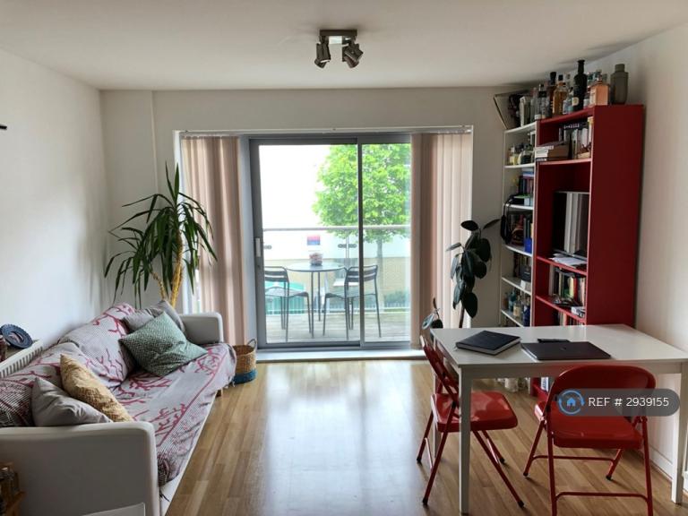 1 bedroom flat in Bow Road, London, E3 (1 bed) (#2939155)