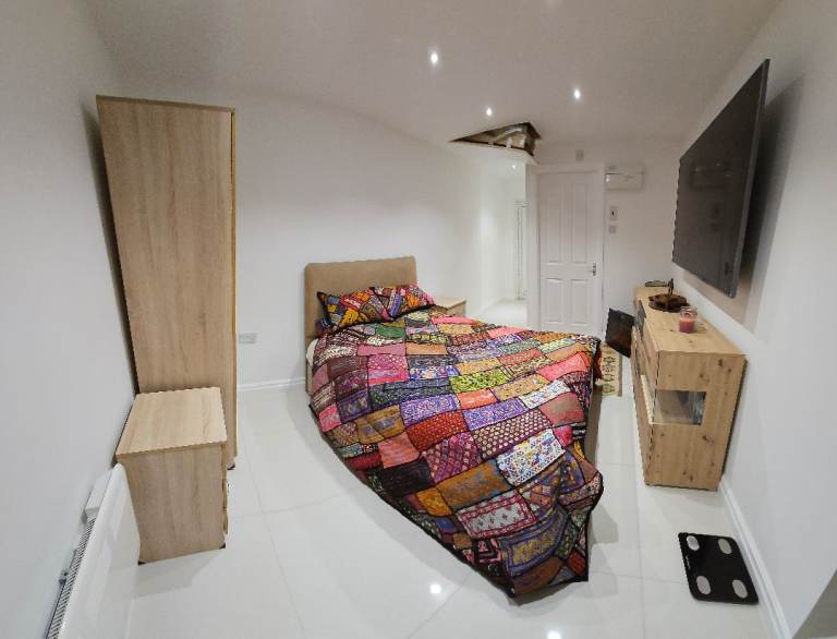 Private Double Room + ensuite for rent in Salford