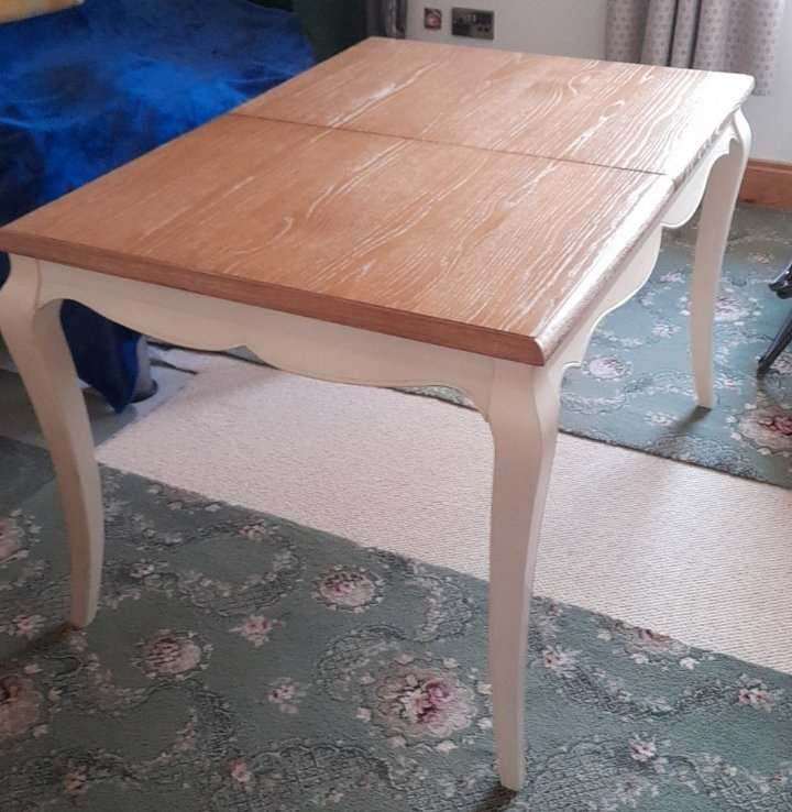 Extendable dinning table oak and cream.