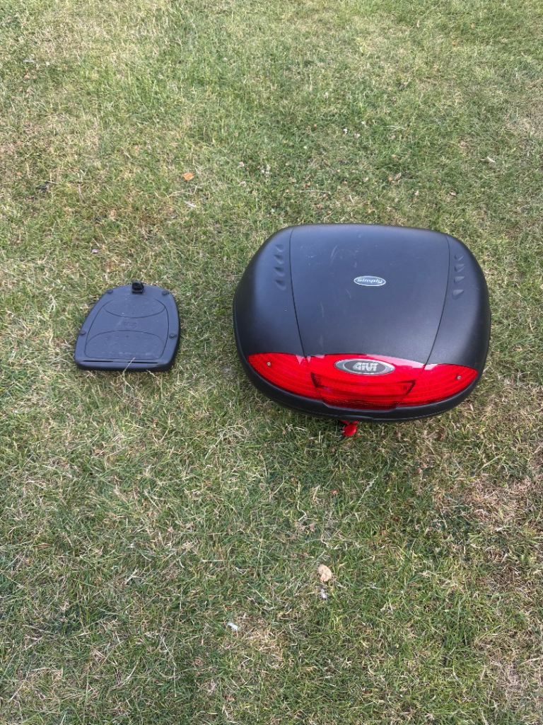 Givi top box and mounting plate 