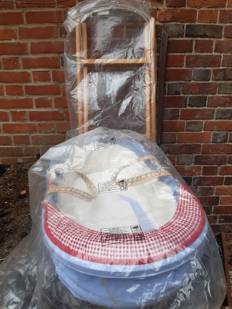 Free Baby cot-bassinet with stand