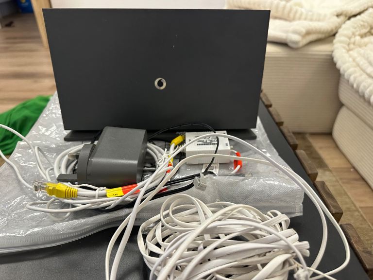 Vodafone Broadband Router - Model 12FF74 with Cables