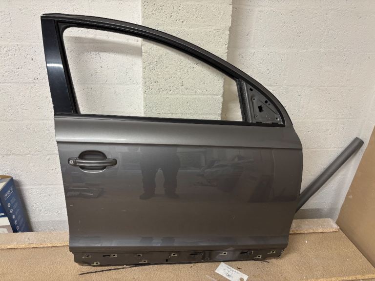 2011 Audi Q7 front drivers door , grey