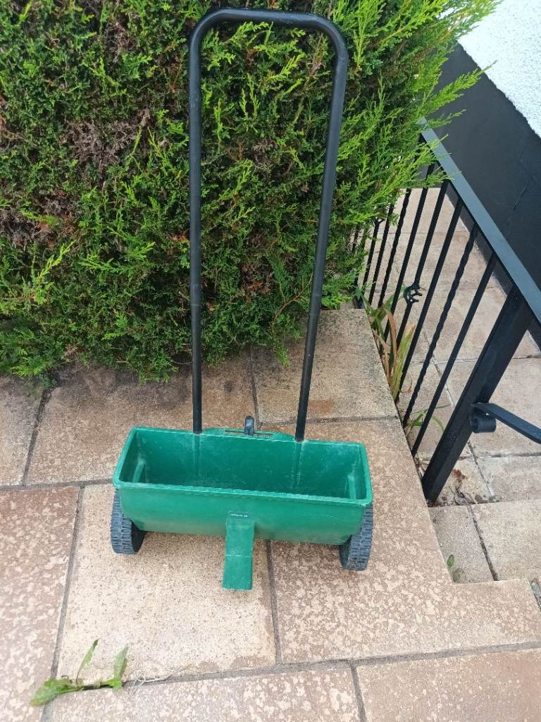 Green Garden Seed Spreader – Good Condition