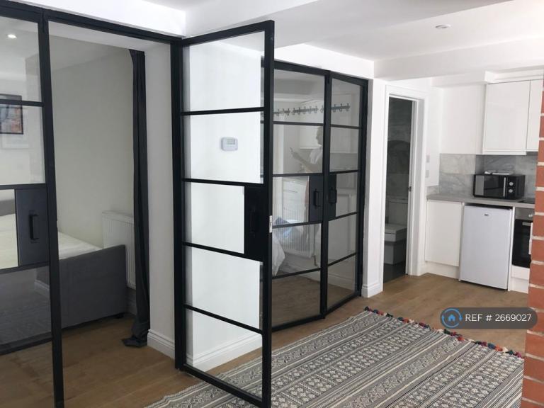 3 bedroom flat in Villiers Road, Southsea, PO5 (3 bed) (#2669027)