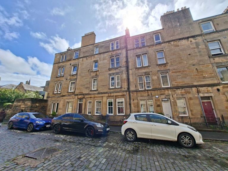 2 bedroom flat in Cathcart Place, Dalry, Edinburgh, EH11 2HE