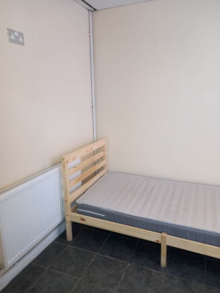 **LET BY** 2 BEDROOM TERRACED HOUSE** NORTH ROAD** ST6 2DN** DSS ACCEPTED** NO DEPOSIT**