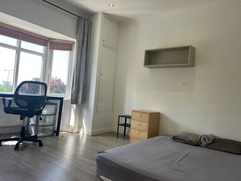 First floor self-contained studio (1C), Hendon NW4