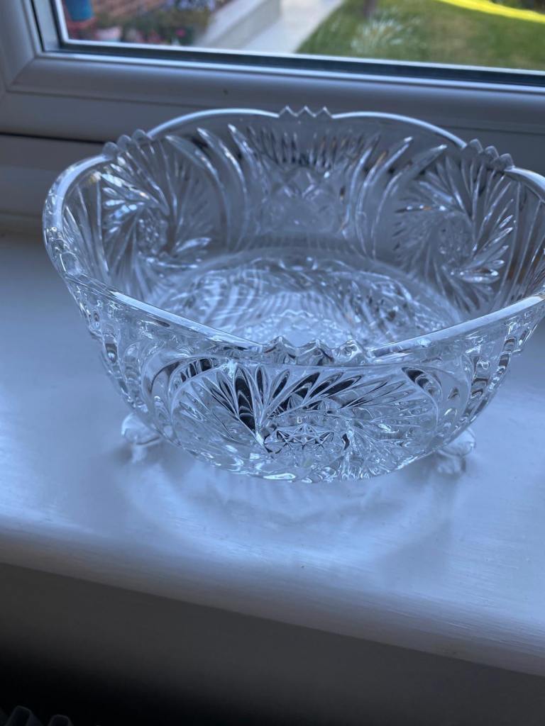Cut glass bowl 