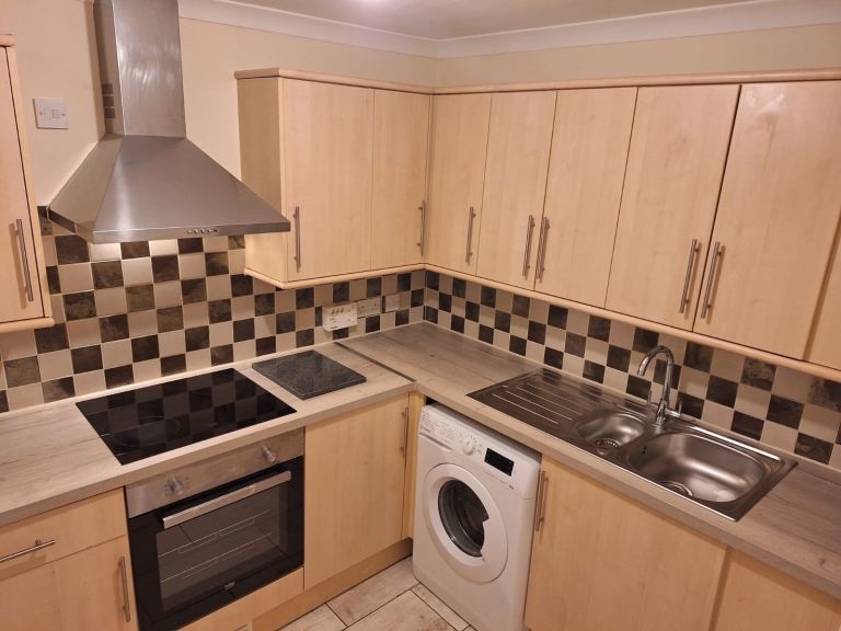 Johnstone Central 2 Bed Flat(Top floor)