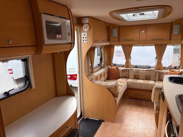  BAILEY PAGEANT BURGUNDY -FIXED BED CARAVAN WITH CORNER WASHROOM & MOTORMOVER