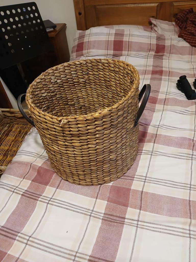 Round wicker basket 