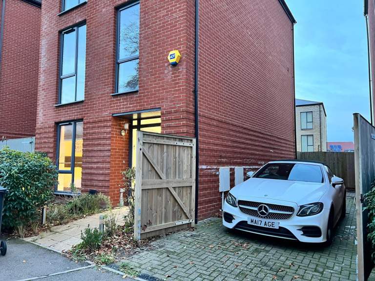 Modern 5-bed house, Coulsdon – parking for 2 