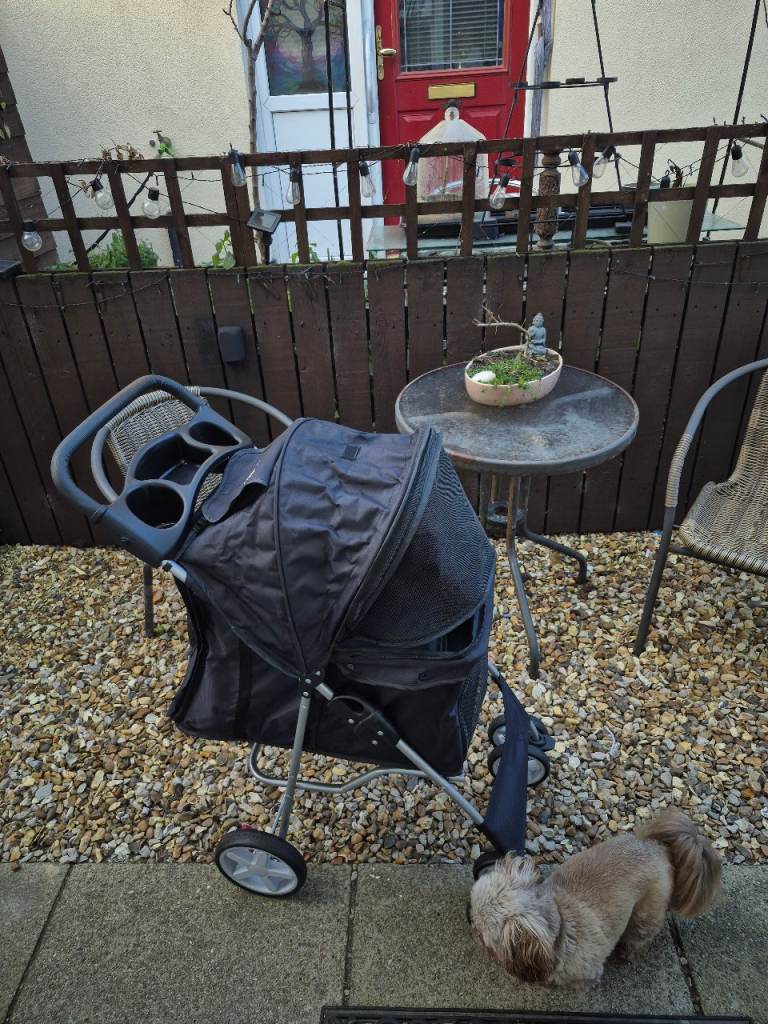 Pet pram.