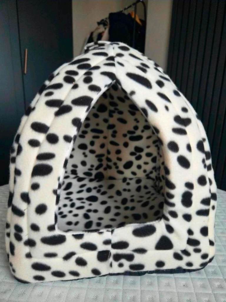 Patterned cat bed, brand new