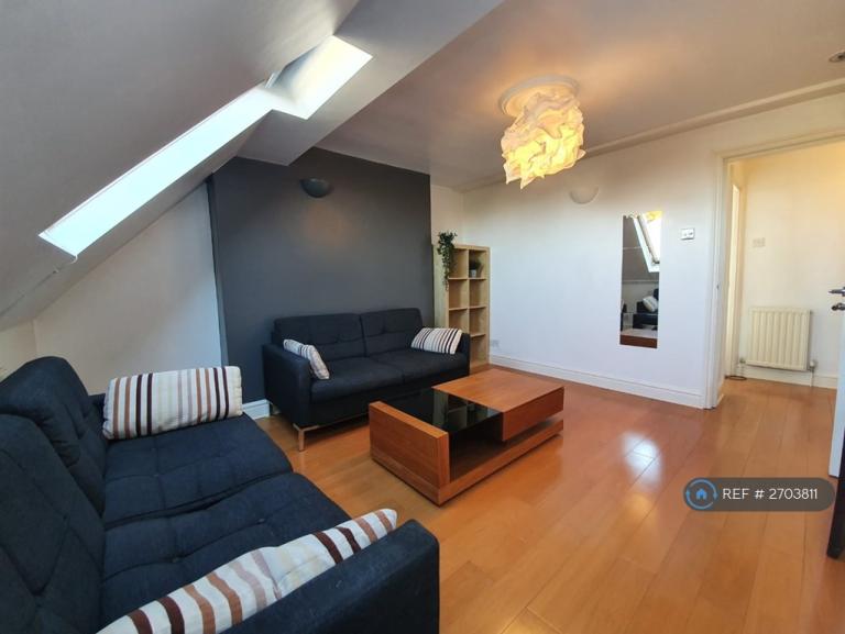 1 bedroom flat in Clapham, London, SW18 (1 bed) (#2703811)