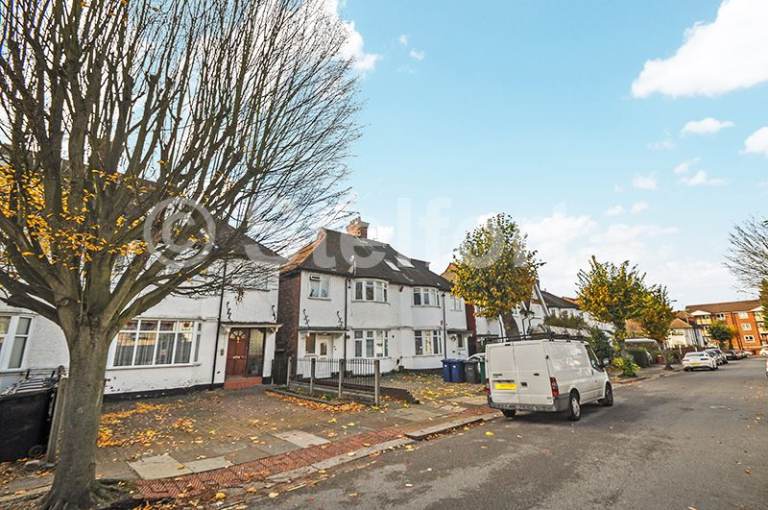 2 bedroom flat in The Grove, London, NW11