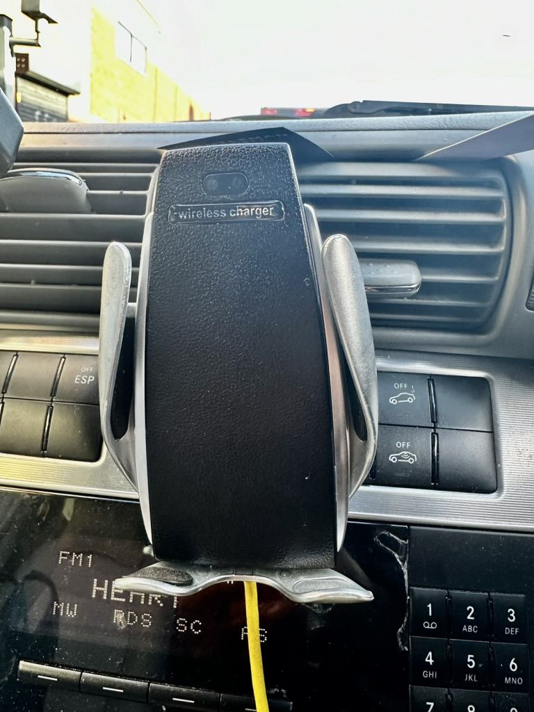 wireless car holder/charger Mount
