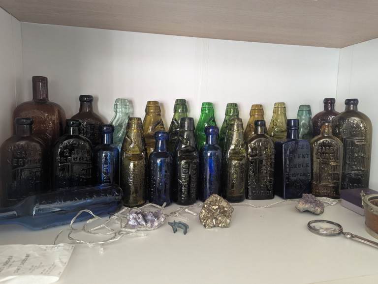 WANTED OLD VICTORIAN BOTTLES AND POTS.