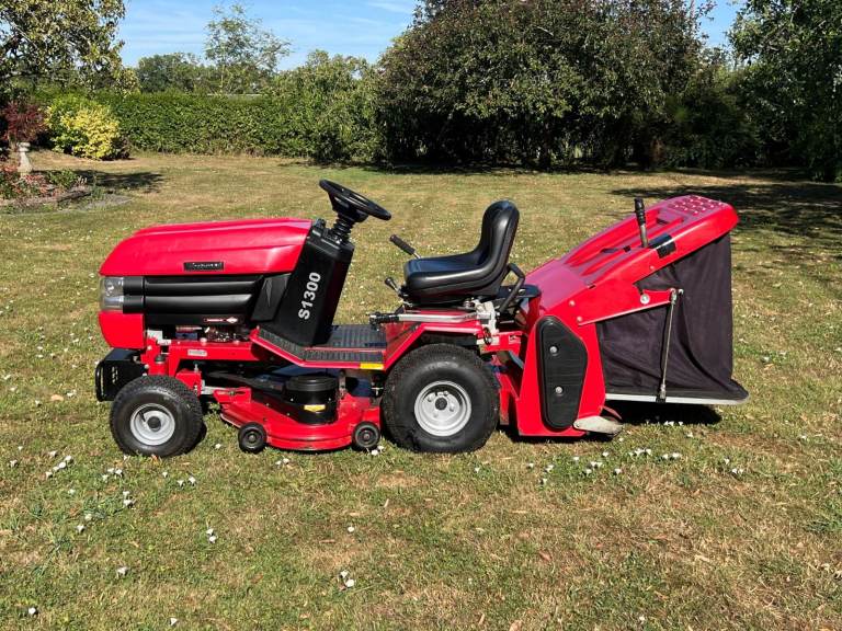 Westwood S1300 Hydrostatic Ride-on Lawnmower with collector