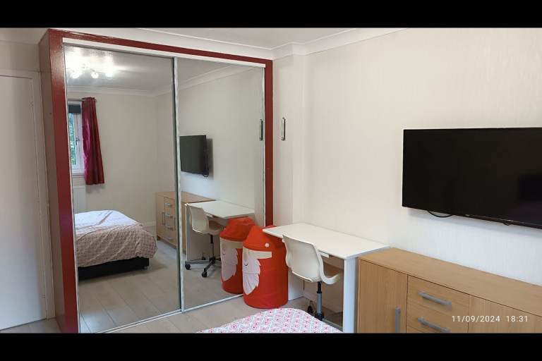 Fully furnished Double room to rent in city centre location 
