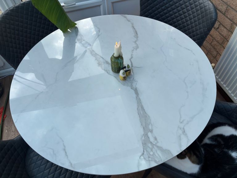 Dining table great condition great for small spaces 