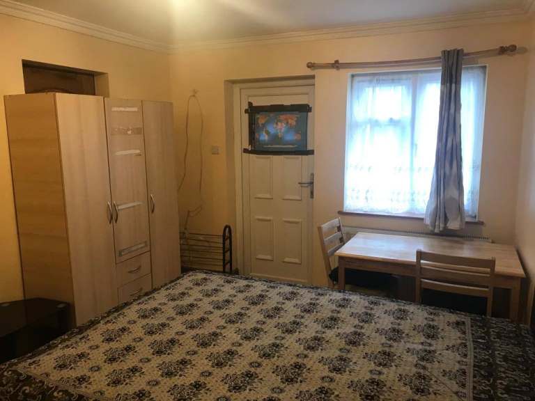 Self contained side annex studio flat to rent in Harrow - Kenton Road