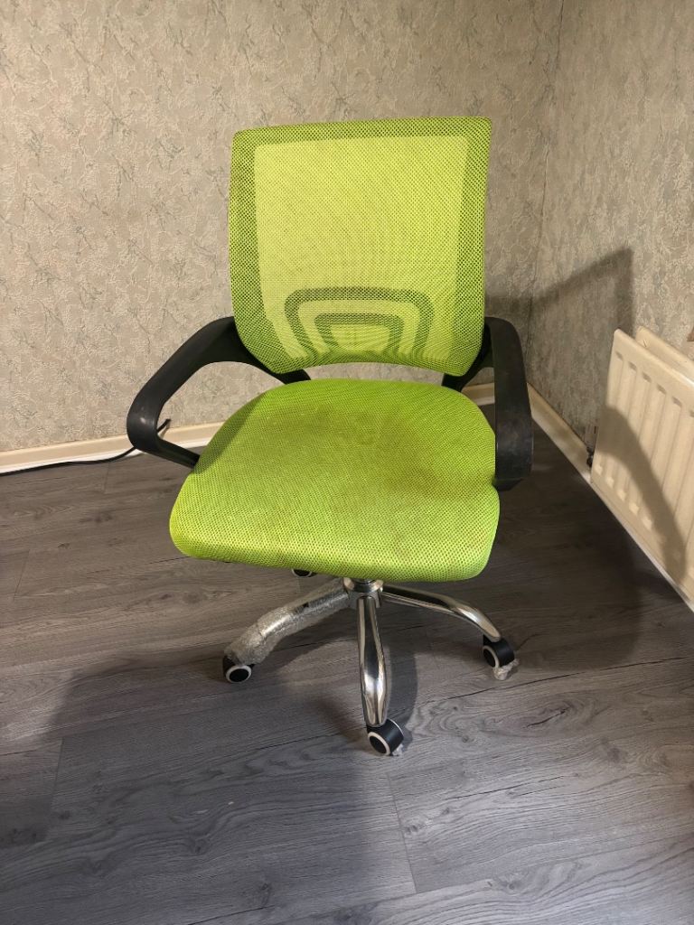 Green Office Chair with Swivel Base – Usable Condition