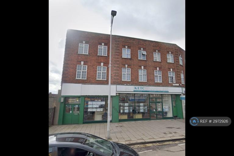 3 bedroom flat in Wangey Road, Romford, RM6 (3 bed) (#2972926)