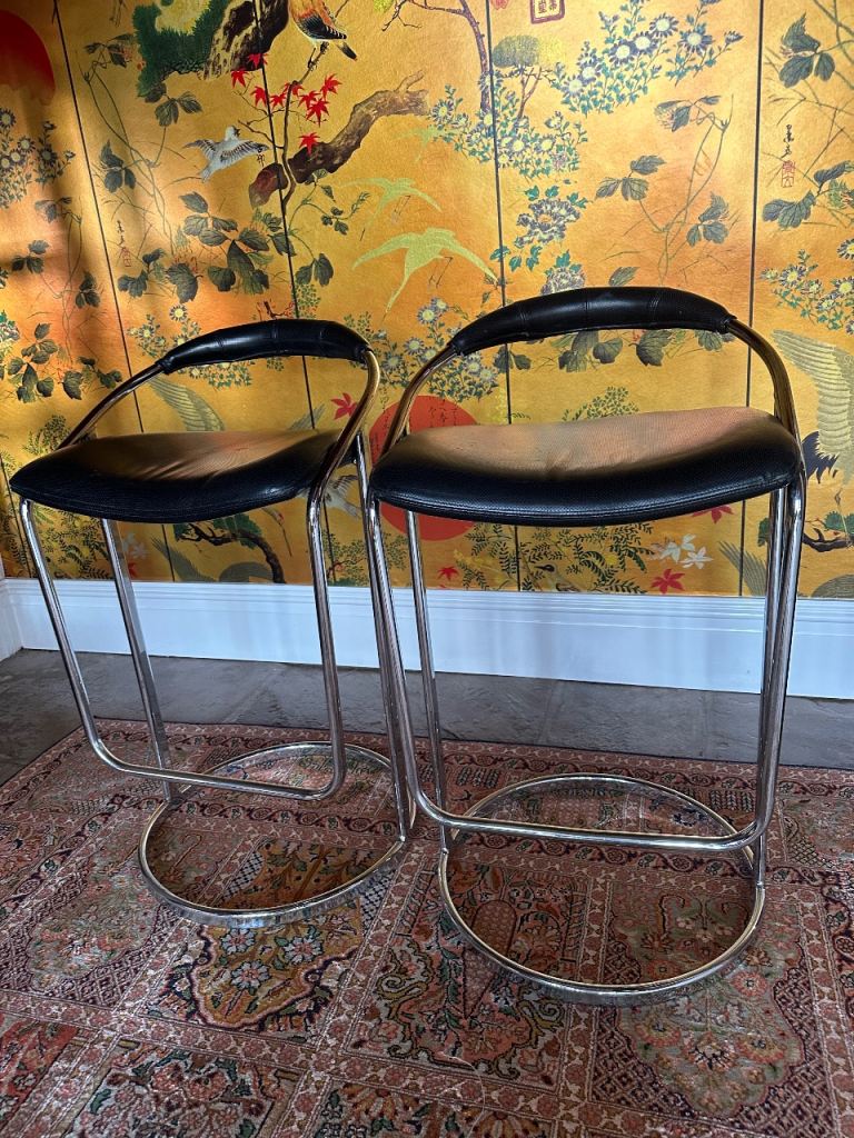Stylish Chrome and Black Leatherette Bar Stool – Good Condition