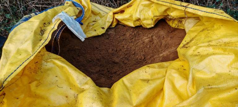 Jumbo bag (800 to 850kg) 20mm ballast and 1.4 tonne building sand