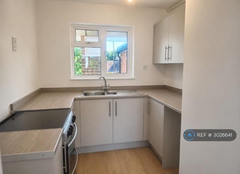 1 bedroom flat in Rowan Drive, Billingshurst, RH14 (1 bed) (#3026641)