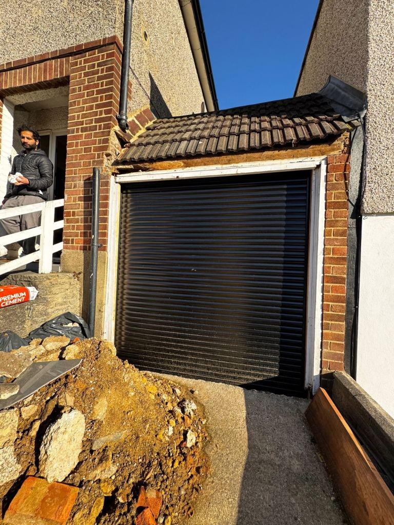 Electric garage door with two remote for salen