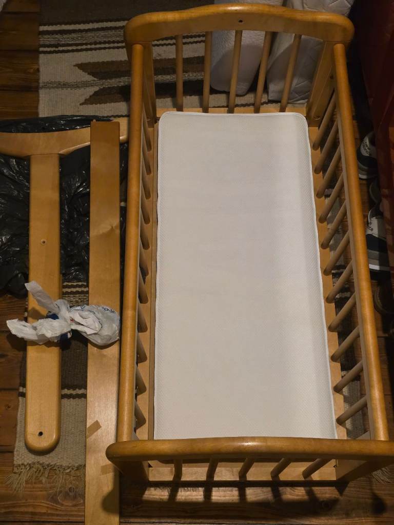 Mothercare Baby Crib plus Mattress: Wooden, used/old, but in (very) good condition