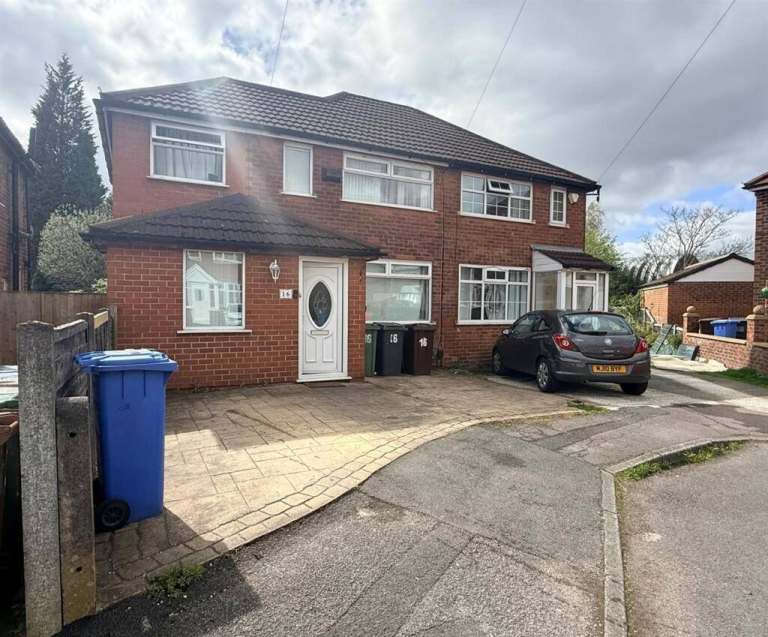 3-Bedroom Semi-Detached House to Rent M43 7FA, Droylsden – £1,450 PCM, Driveway Parking | Garden