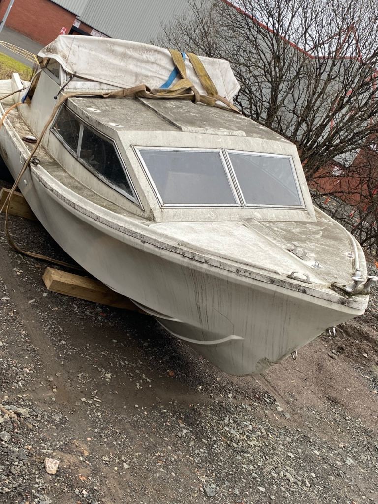 Fishing boat 20 ft solid apart from 1 repair easy fix 