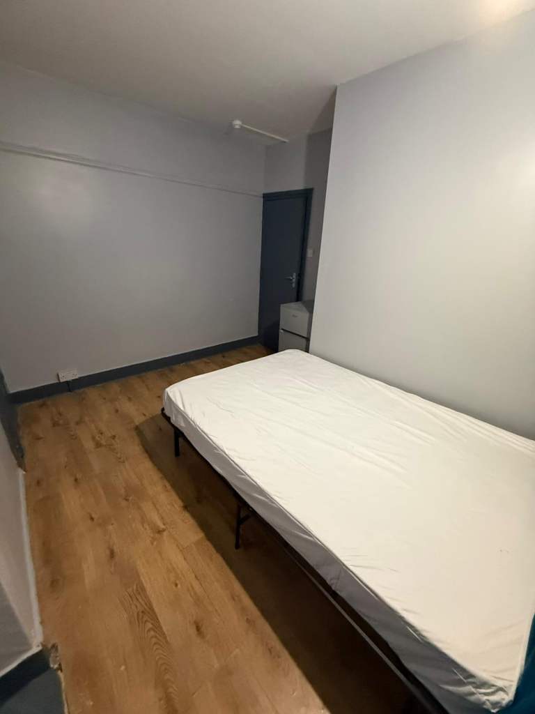 MODERN DOUBLE ROOM AVAILABLE IN WHITECHAPEL ✅