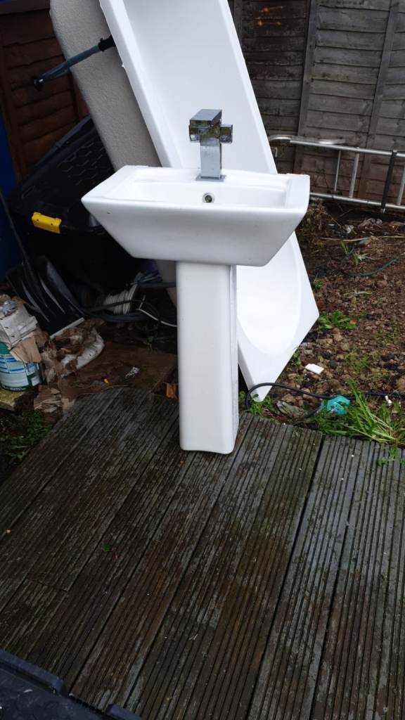 White Ceramic Bathroom Basin with Pedestal & Mixer Tap – Good Condition