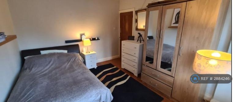 2 bedroom flat in Grover Court, London, SE13 (2 bed) (#2884246)