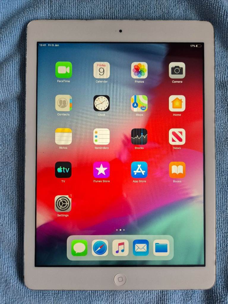 Apple iPad Air Wi-Fi Only 32GB in Silver - SELLING AS SPARES AND REPAIRS