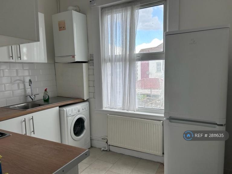 2 bedroom flat in Cranbrook Road, Ilford, IG1 (2 bed) (#2811635)